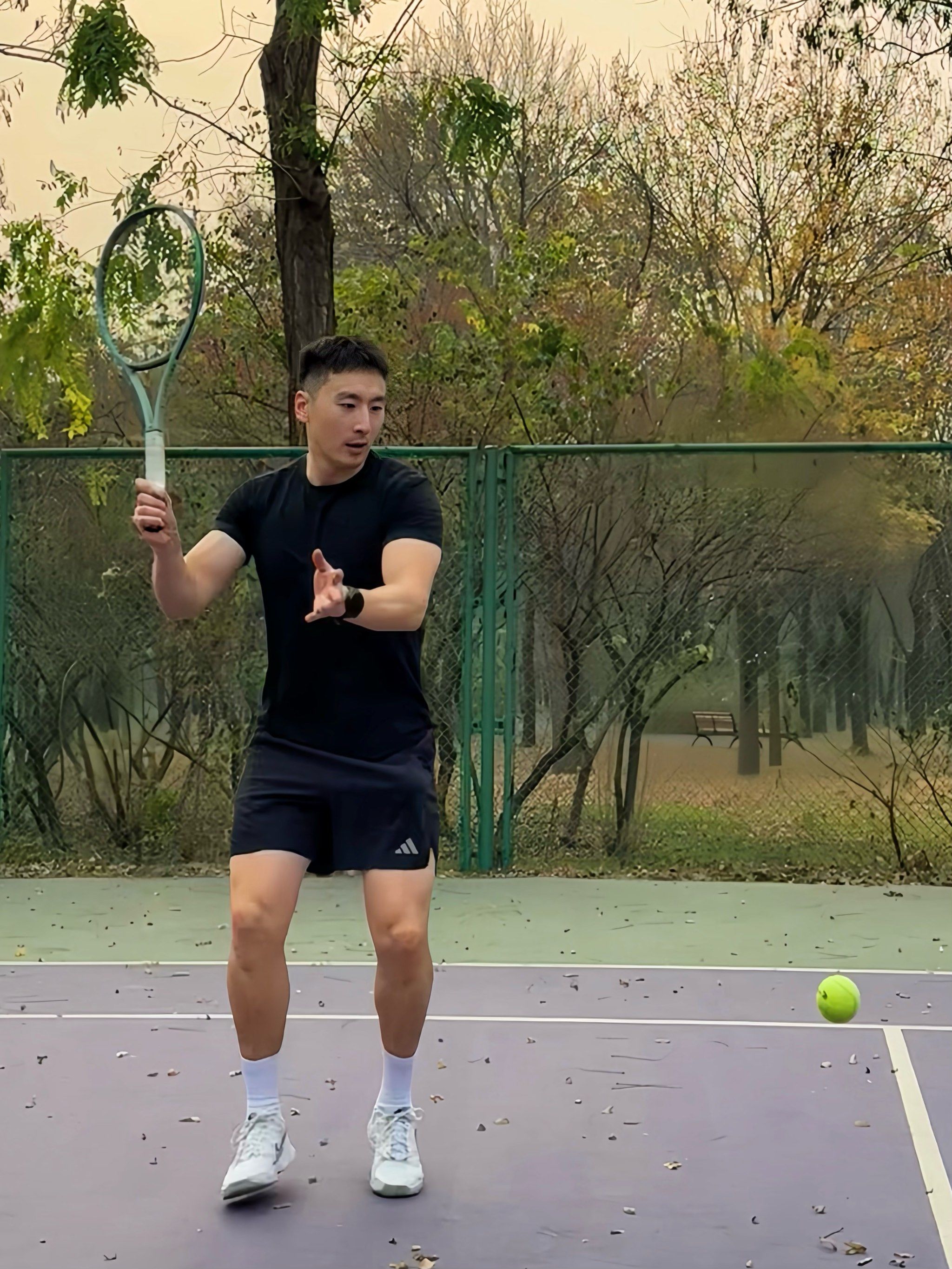 一名在球场 一名在球场